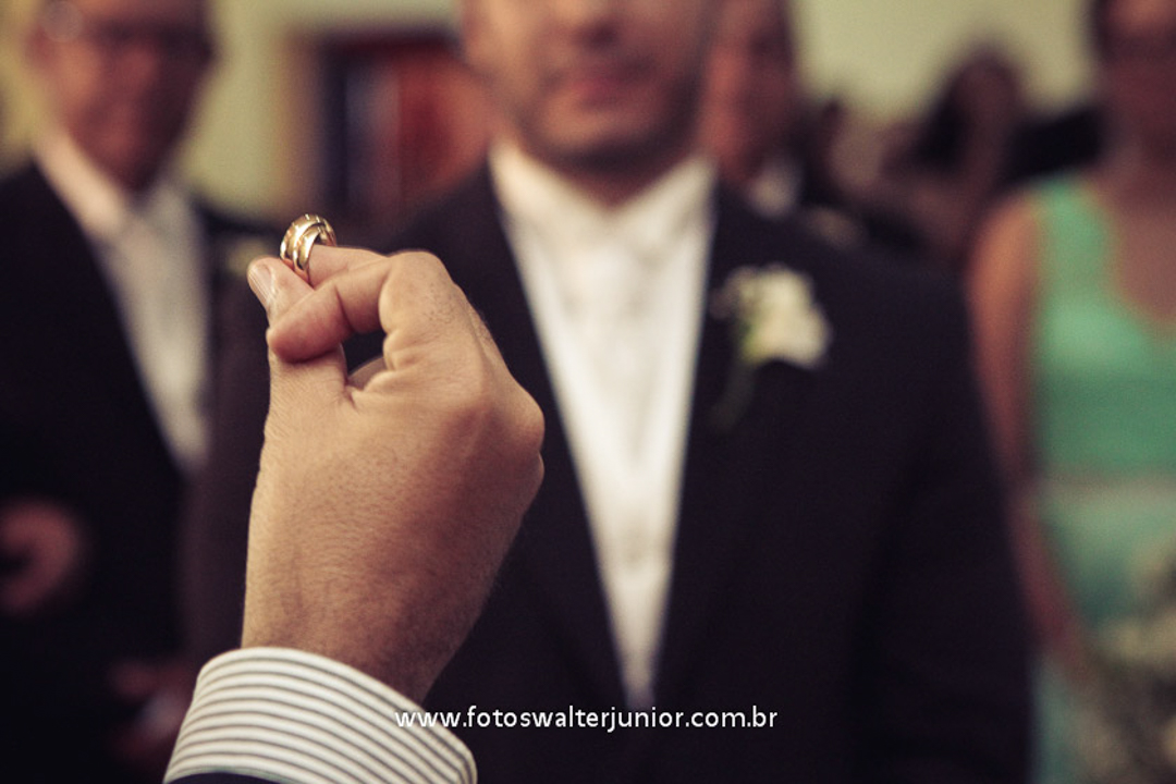 padre com as aliancas